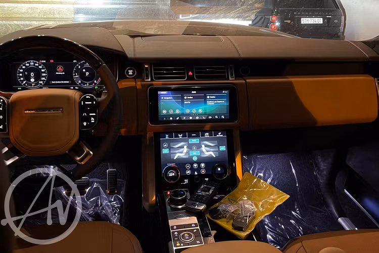 Mẫu xe Ranger Rover Autobiography 2021 máy dầu này có kích thước tổng thể dài x rộng x cao lần lượt 5.200 x 2.073 x 1.868 mm. Chiều dài cơ sở 3.120mm, nặng 2,4 tấn. Dàn chân của xe được trang bị bộ mâm đa chấu, kích thước siêu khủng lên tới 22 inch. Xe sử dụng hệ thống treo thích ứng, với phuộc khí nén ở phía sau hứa hẹn khả năng nâng - hạ gầm.