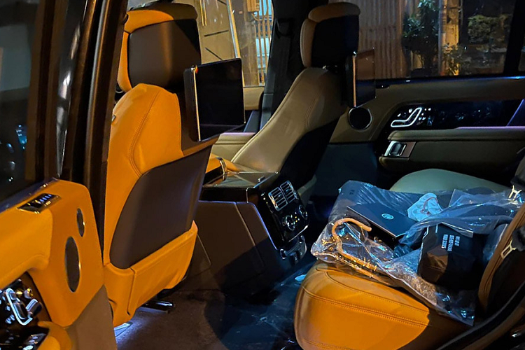 Bên trong khoang nội thất, chiếc Range Rover D350 Autobiography LWB 2021 được trang bị tới 3 màn hình khác nhau, khiến diện mạo của cabin xe trở nên cực kỳ hiện đại và tân tiến. Trong đó, nổi bật nhất là cụm 2 màn hình TouchPro duo được đặt chính giữa bảng táp-lô đóng nhiệm vụ là màn thông tin giải trí trung tâm (phía trên) và khu vực điều khiển điều hoà, cũng như các chức năng vận hành khác như nâng - hạ gầm, các chế độ địa hình... (ở phía dưới).