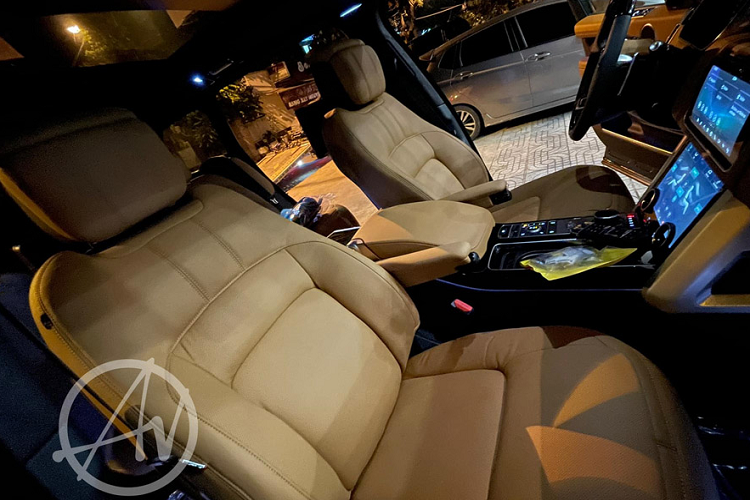 Bên trên trần xe là cửa sổ trời toàn cảnh. Hai ghế phía sau cũng được trang bị riêng hai màn hình gắn tựa đầu trước. Ngay cả điều hoà phía sau cũng là dạng hai vùng độc lập, đi kèm cổng sạc riêng cho từng hành khách. Về sức mạnh vận hành, Range Rover D350 Autobiography LWB 2021 mới được trang bị khối động cơ dầu dung tích 3.0L, với công suất cực đại có thể lên tới 345 mã lực và 700 Nm mô-men xoắn. Khối động cơ này được "bắt cặp" với hộp số tự động 8 cấp và hệ dẫn động bốn bánh.