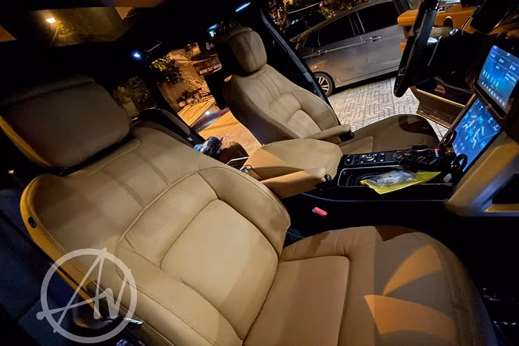 Bên trên trần xe là cửa sổ trời toàn cảnh. Hai ghế phía sau cũng được trang bị riêng hai màn hình gắn tựa đầu trước. Ngay cả điều hoà phía sau cũng là dạng hai vùng độc lập, đi kèm cổng sạc riêng cho từng hành khách. Về sức mạnh vận hành, Range Rover D350 Autobiography LWB 2021 mới được trang bị khối động cơ dầu dung tích 3.0L, với công suất cực đại có thể lên tới 345 mã lực và 700 Nm mô-men xoắn. Khối động cơ này được "bắt cặp" với hộp số tự động 8 cấp và hệ dẫn động bốn bánh.