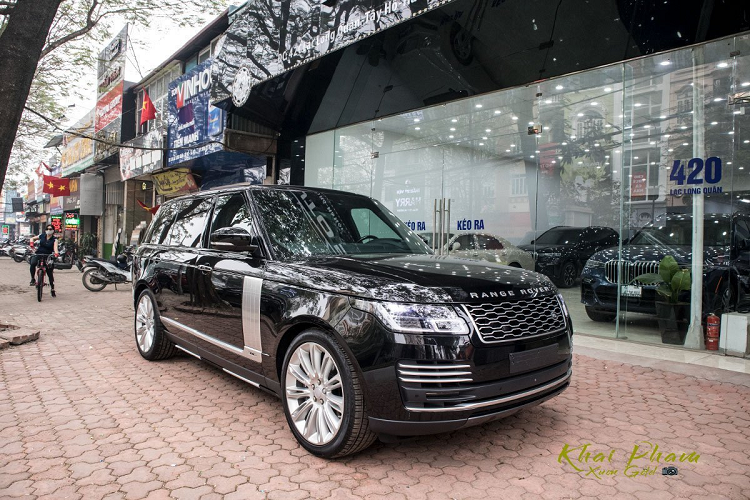 Cụ thể, một showroom tại Sài Gòn vừa tung ảnh một chiếc Range Rover D350 Autobiography LWB 2021 mới nhất tại Việt Nam. Xe có màu sơn ngoại thất đen và nhiều chi tiết trang trí màu bạc bắt mắt. Nổi bật ở phần đầu xe là bộ đèn LED ma trận, đi kèm với đèn hậu báo phanh cũng là dạng LED. 