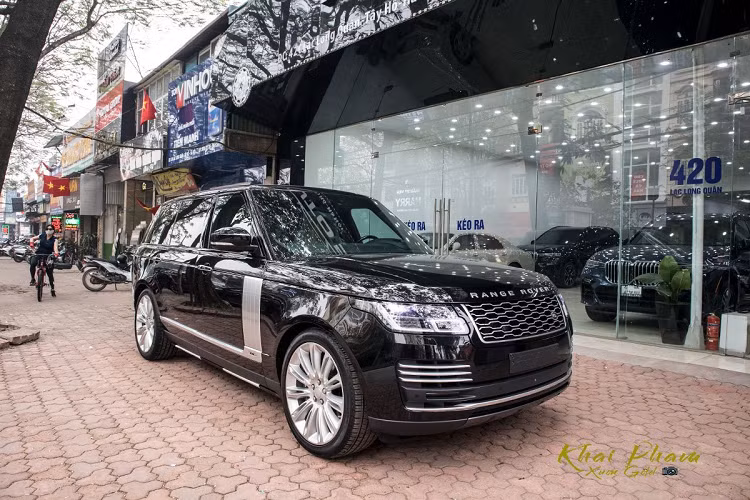 Cụ thể, một showroom tại Sài Gòn vừa tung ảnh một chiếc Range Rover D350 Autobiography LWB 2021 mới nhất tại Việt Nam. Xe có màu sơn ngoại thất đen và nhiều chi tiết trang trí màu bạc bắt mắt. Nổi bật ở phần đầu xe là bộ đèn LED ma trận, đi kèm với đèn hậu báo phanh cũng là dạng LED. 