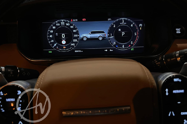Phía sau vô-lăng, đồng hồ thông số cũng là dạng màn hình lớn, với kích thước lên tới 12 inch với độ nét cao. Đặc biệt, người lái còn được trang bị thêm cả tính năng hiển thị thông tin hắt trên kính lái HUD, giúp điều khiển xe tập trung và an toàn hơn. Về các tính năng "ăn chơi", xe được trang bị bộ ghế thương gia, chất liệu bọc da nâu cao cấp; ghế lái có thể mát-xa và điều chỉnh điện 24 hướng.
