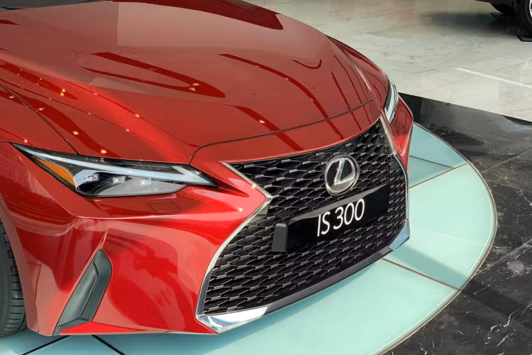 Nhìn chung, giá xe Lexus IS 2021 cao hơn nhiều so với các đối thủ khác như Mercedes-Benz C-Class lắp ráp trong nước có giá từ 1,399 – 1,9 tỷ đồng hay BMW 3 Series nhập khẩu có giá từ 1,8 – 2,3 tỷ đồng. Tuy nhiên, ít người biết rằng giá bán của Lexus IS 2021 chưa phải là cao nhất phân khúc, mà “ngôi vị” đó thuộc về mẫu xe Jaguar XE có giá bán từ 2,6 – 2,9 tỷ đồng.