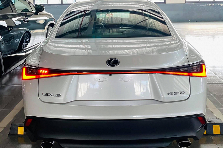 Mặc dù không có lợi thế về giá bán so với các đối thủ, tuy nhiên Lexus IS 2021 vẫn có sức hấp dẫn trong phân khúc và hướng đến đối tượng khách hàng riêng. Đây là lựa chọn lý tưởng dành cho khách hàng Việt khi có nhu cầu mua sedan hạng sang cỡ nhỏ, muốn khác biệt với số đông.