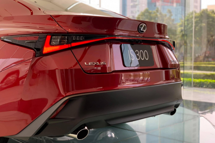 Mặc dù giá bán cao, nhưng Lexus IS 2021 vẫn hấp dẫn được đối tượng khách hàng riêng, những khách hàng chuộng thương hiệu xe sang Lexus “ăn chắc mặc bền” vì các yếu tố như vận hành êm ái, bền bỉ, giữ giá, dễ mua dễ bán và dịch vụ chăm sóc khách hàng tốt. Trên thực tế, Lexus là thương hiệu xe thường được khách hàng duy trì sử dụng lâu dài, ít bán lại trong thời gian ngắn.
