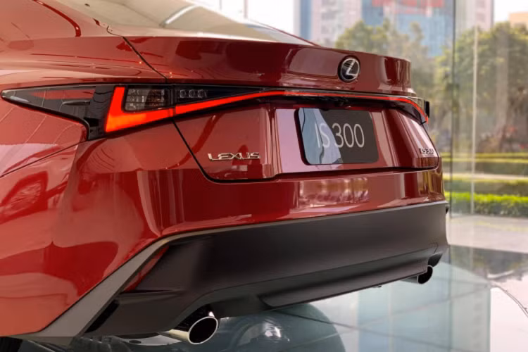 Mặc dù giá bán cao, nhưng Lexus IS 2021 vẫn hấp dẫn được đối tượng khách hàng riêng, những khách hàng chuộng thương hiệu xe sang Lexus “ăn chắc mặc bền” vì các yếu tố như vận hành êm ái, bền bỉ, giữ giá, dễ mua dễ bán và dịch vụ chăm sóc khách hàng tốt. Trên thực tế, Lexus là thương hiệu xe thường được khách hàng duy trì sử dụng lâu dài, ít bán lại trong thời gian ngắn.