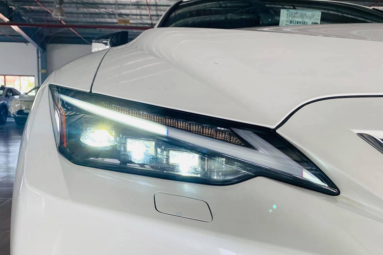 Màn hình thông tin giải trí 8 inch, hỗ trợ kết nối Apple CarPlay và Android Auto. Xe đi kèm với điều hòa tự động 2 vùng độc lập.