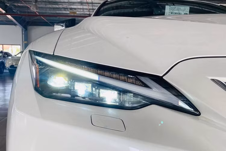 Màn hình thông tin giải trí 8 inch, hỗ trợ kết nối Apple CarPlay và Android Auto. Xe đi kèm với điều hòa tự động 2 vùng độc lập.