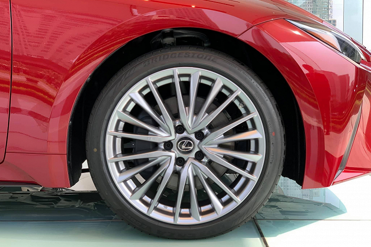 Bên cạnh đó, nhờ phong cách thiết kế trẻ trung, sắc sảo, dòng IS 2021 facelift vẫn có thể tiếp cận được đối tượng khách hàng trẻ thành đạt. Ngoài ra, Lexus IS cũng là mẫu xe có giá bán dễ tiếp cận nhất trong danh mục sản phẩm gồm CUV, SUV và Sedan của thương hiệu Lexus tại Việt Nam.