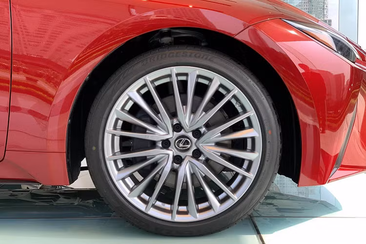 Bên cạnh đó, nhờ phong cách thiết kế trẻ trung, sắc sảo, dòng IS 2021 facelift vẫn có thể tiếp cận được đối tượng khách hàng trẻ thành đạt. Ngoài ra, Lexus IS cũng là mẫu xe có giá bán dễ tiếp cận nhất trong danh mục sản phẩm gồm CUV, SUV và Sedan của thương hiệu Lexus tại Việt Nam.