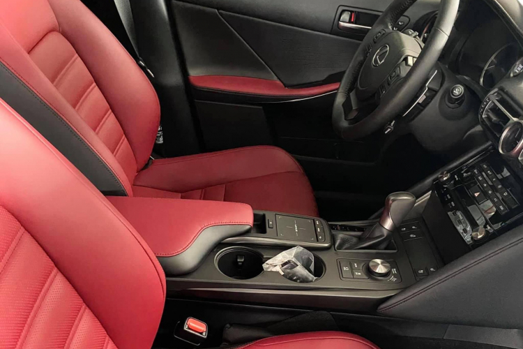 Trong khi IS 300h cao cấp nhất sử dụng động cơ xăng 4cyl, dung tích 2.5L hút khí tự nhiên, kết hợp với một động cơ điện, cho tổng công suất xăng+ điện đạt khoảng 220 mã lực. Xe sử dụng kết hợp với hộp số tự động biến thiên vô cấp CVT.