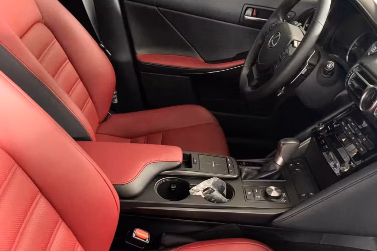 Trong khi IS 300h cao cấp nhất sử dụng động cơ xăng 4cyl, dung tích 2.5L hút khí tự nhiên, kết hợp với một động cơ điện, cho tổng công suất xăng+ điện đạt khoảng 220 mã lực. Xe sử dụng kết hợp với hộp số tự động biến thiên vô cấp CVT.