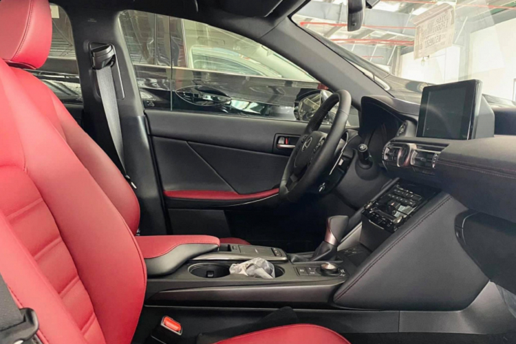 Về động cơ, cả hai phiên bản IS 300 Standard và Luxury đều sử dụng động cơ 4cyl thẳng hàng, dung tích 2.0L tăng áp cho công suất tối đa 241 mã lực và mô-men xoắn cực đại 350 Nm. Sức mạnh được truyền xuống cầu sau (RWS) thông qua hộp số tự động 8 cấp, xe đi kèm với nhiều chế độ lái khác nhau (3 chế độ ở bản Standard và 4 chế độ ở bản Luxury).