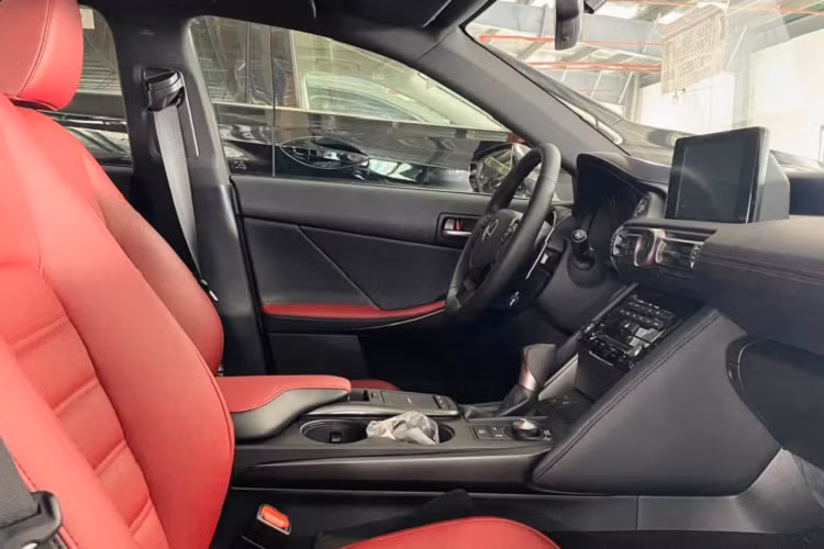 Về động cơ, cả hai phiên bản IS 300 Standard và Luxury đều sử dụng động cơ 4cyl thẳng hàng, dung tích 2.0L tăng áp cho công suất tối đa 241 mã lực và mô-men xoắn cực đại 350 Nm. Sức mạnh được truyền xuống cầu sau (RWS) thông qua hộp số tự động 8 cấp, xe đi kèm với nhiều chế độ lái khác nhau (3 chế độ ở bản Standard và 4 chế độ ở bản Luxury).