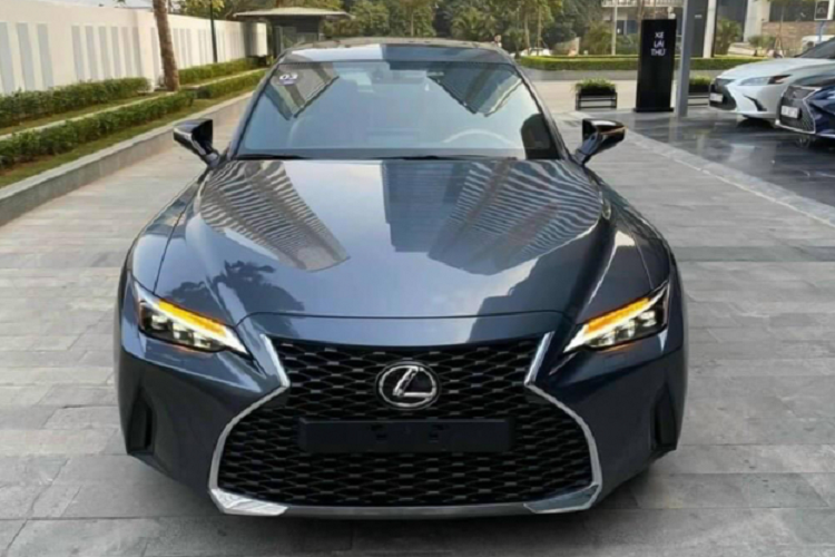 Lexus IS 2021 tại Việt Nam được nhập khẩu trực tiếp từ Nhật Bản, xe có giá bán khởi điểm từ 2,13 tỷ đồng cho phiên bản IS 300 Standard. Trong khi hai phiên bản 300 Luxury và 300h hybrid cao cấp hơn có giá bán lần lượt: 2,49 và 2,82 tỷ đồng.