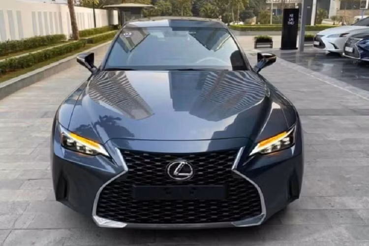 Lexus IS 2021 tại Việt Nam được nhập khẩu trực tiếp từ Nhật Bản, xe có giá bán khởi điểm từ 2,13 tỷ đồng cho phiên bản IS 300 Standard. Trong khi hai phiên bản 300 Luxury và 300h hybrid cao cấp hơn có giá bán lần lượt: 2,49 và 2,82 tỷ đồng.