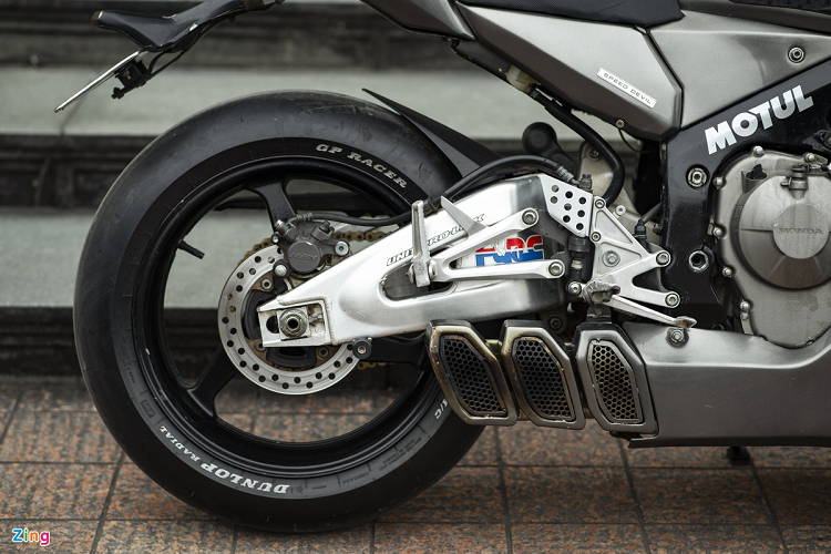 Xe cũng được trang bị hệ thống ống xả mới, đặt thấp hơn thay vì ngay dưới yên sau như trước. Đầu ra ống xả được thiết kế mới với 3 cổng xả, mang lại âm thanh uy lực hơn. Gắp đôi phía sau của xe vẫn được giữ nguyên bản.