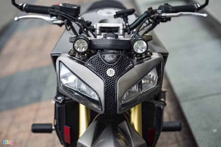 Nhìn tổng thể, rất khó để nhận ra đây là mẫu Honda CBR600RR đời 2006. Thiết kế của xe được làm lại hầm hố với những hình khối góc cạnh từ kim loại. Diện mạo bên ngoài từ phần đầu, đuôi xe đến các tấm ốp thân xe được chủ nhân thiết kế, thi công. Tuy nhiên, động cơ vẫn giữ nguyên bản.