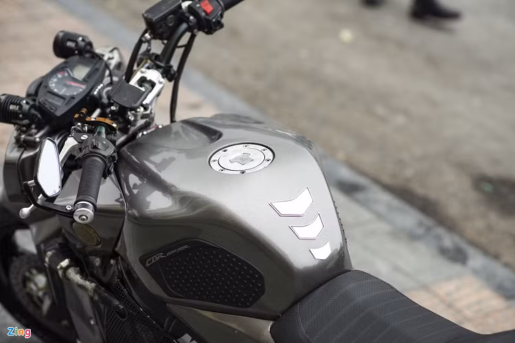 Phần bình xăng được giữ nguyên bản, nhưng được gắn thêm 2 cửa hút gió lớn, giúp lấy gió tốt hơn và cho chiếc xe một ngoại hình bề thế hơn khi nhìn từ phía trước. 