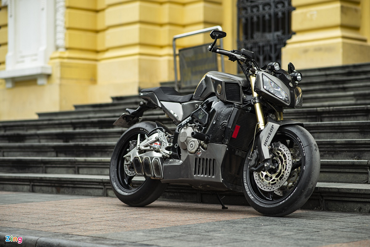 Lốp trước và sau đã được thay bằng cặp lốp slick, chuyên dùng cho xe đua. Phần ghi-đông cũng được thay mới và dời lên cao hơn, giúp cải thiện được tư thế lái và tăng tính linh hoạt khi di chuyển trên phố đông. 