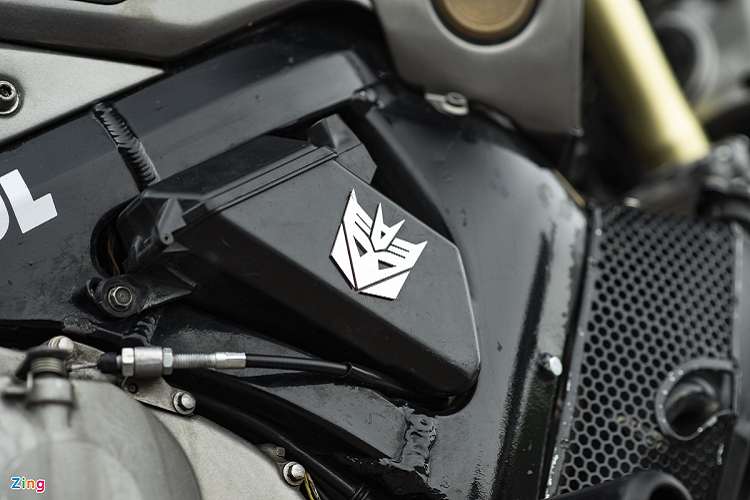 Chiếc CBR600RR đã được gỡ bỏ toàn bộ phần nhựa bên ngoài như 2 bên ốp sườn và đuôi xe. Các phần kim loại được gò mới như đuôi xe và 2 ốp sườn dưới gầm giúp phần ngang xe hầm hố, góc cạnh hơn.