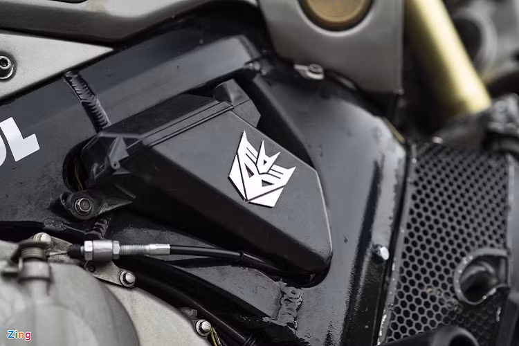 Chiếc CBR600RR đã được gỡ bỏ toàn bộ phần nhựa bên ngoài như 2 bên ốp sườn và đuôi xe. Các phần kim loại được gò mới như đuôi xe và 2 ốp sườn dưới gầm giúp phần ngang xe hầm hố, góc cạnh hơn.