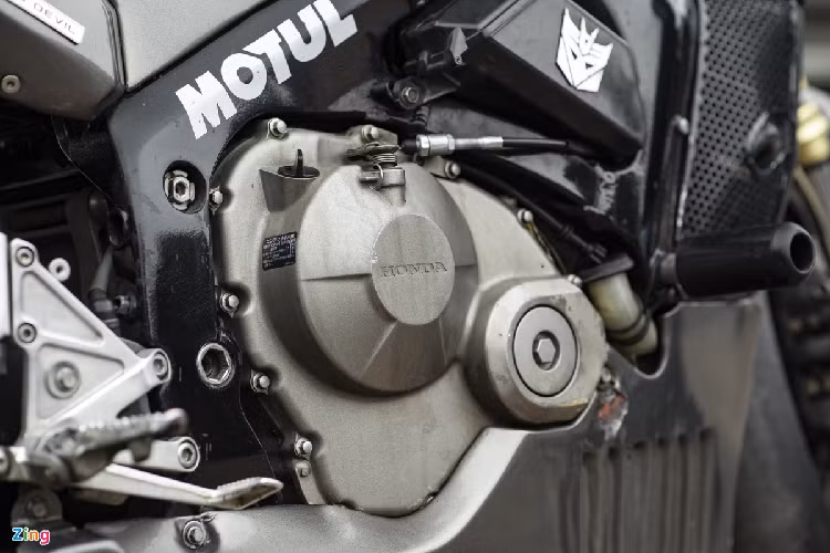 Để phù hợp hơn với tổng thể xe thì phần đuôi được cắt gọt nhỏ gọn hơn. Phần yên cũng được thay thế là loại yên liền, êm ái hơn với thiết kế 2 tầng. Đèn hậu của xe cũng được làm lại với một dải LED chạy ngang. Honda CBR600RR đời 2006 được trang bị khối động cơ DOHC 599 cc, 4 xy-lanh thẳng hàng, làm mát bằng chất lỏng, có công suất cực đại 118 mã lực tại tốc độ vòng tua 13.500 vòng/phút. Vào thời điểm mới ra mắt, mẫu xe này được mệnh danh là "ông hoàng sportbike hạng trung".