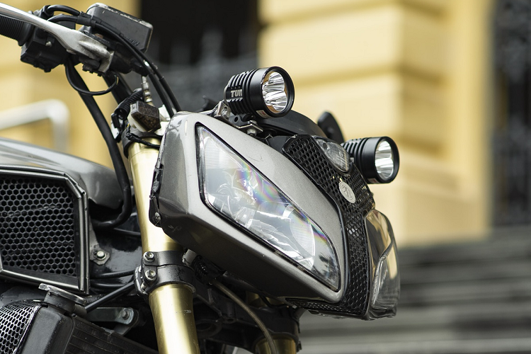 Ở đầu xe, 2 phần chóa đèn bên trong được giữ lại và bọc bằng vỏ kim loại, tách rời nhau, khiến chiếc xe trông dữ dằn hơn khi nhìn trực diện. Để tăng sáng cho cặp đèn nguyên bản, chiếc xe được trang bị thêm cặp đèn LED. Gương chiếu hậu gắn 2 bên gù tay lái.