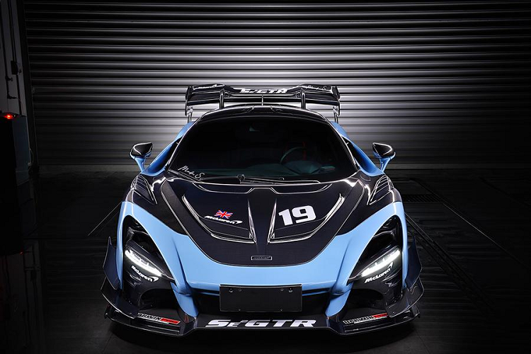 Toàn bộ phần vè ốp bánh trước cũng như nắp capo nguyên bản trên McLaren 720S độ Senna GTR đã được loại bỏ và thay thế bằng các chi tiết carbon trần. Hai phần ốp vè bánh xe được bổ sung thêm các hốc gió nổi, nắp capo cũng được thiết kế lại với khuếch tán gió giả định.