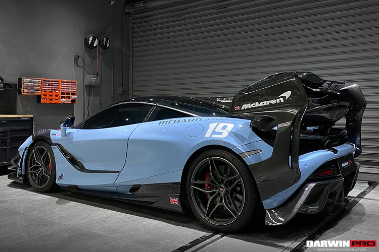 Chi tiết này được lấy cảm hứng hoàn toàn từ Senna GTR và là chi tiết khiến gói độ từ DarwinPro trở nên đặc biệt hẳn so với các gói độ từ các thương hiệu khác. Đồng thời, thương hiệu cũng đem tới cho chiếc 720S một bộ khuếch tán mới bằng carbon với các khuếch tán lớn và rộng hơn trên 720S nguyên bản. Cho dù được trang bị cánh gió cực lớn bằng carbon, hệ thống cánh lướt gió nguyên bản trên chiếc 720S vẫn có thể được sử dụng một cách bình thường.