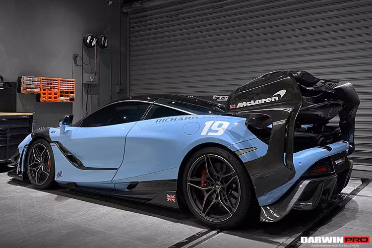 Chi tiết này được lấy cảm hứng hoàn toàn từ Senna GTR và là chi tiết khiến gói độ từ DarwinPro trở nên đặc biệt hẳn so với các gói độ từ các thương hiệu khác. Đồng thời, thương hiệu cũng đem tới cho chiếc 720S một bộ khuếch tán mới bằng carbon với các khuếch tán lớn và rộng hơn trên 720S nguyên bản. Cho dù được trang bị cánh gió cực lớn bằng carbon, hệ thống cánh lướt gió nguyên bản trên chiếc 720S vẫn có thể được sử dụng một cách bình thường.