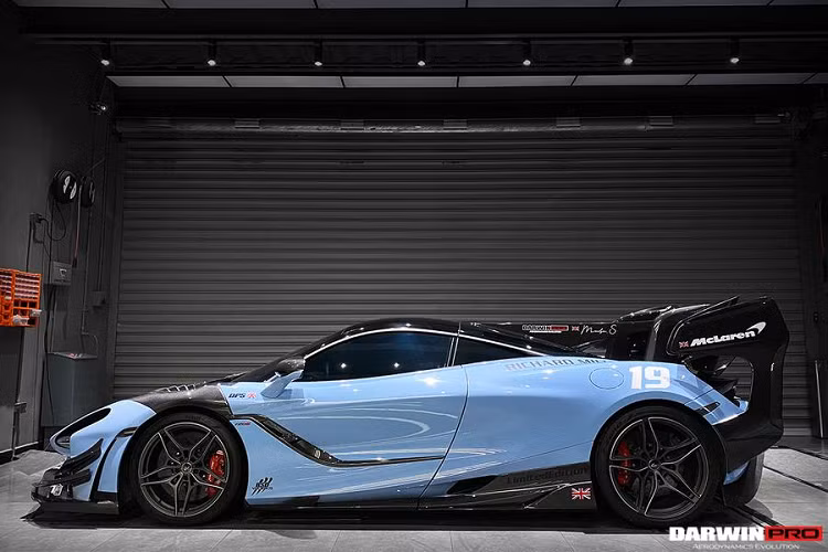 Phần cản sau của xe cũng chính là nơi mà DarwinPro đem tới sự thay đổi lớn nhất, táo bạo nhất với cánh gió cực lớn. Cánh gió có kích thước lớn này bao bọc phần đuôi sau xe với hai chân cánh gió được lắp đặt từ hai bên cản sau của xe, hai chân cánh gió chính được lắp đặt trên khu vực nắp khoang động cơ.