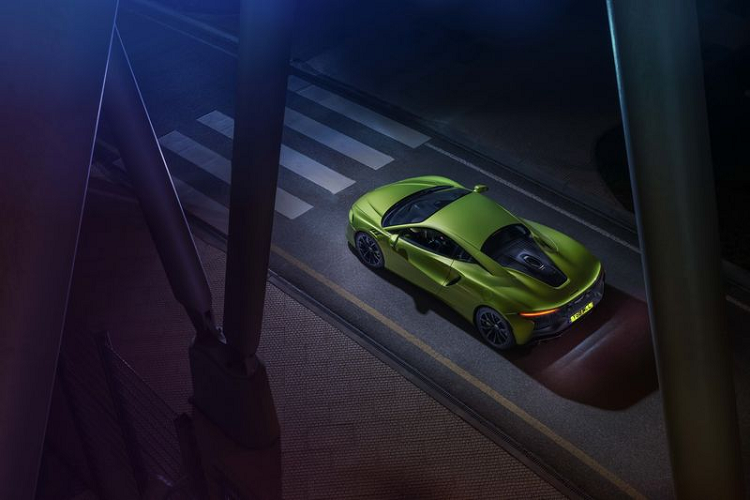 Dự kiến, siêu xe hybrid này sẽ bắt đầu được bán ra vào quý III tới đây, mức giá xe McLaren Artura khởi điểm từ 225.000 USD (5,2 tỷ đồng).