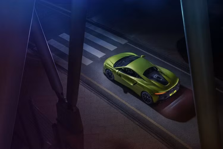 Dự kiến, siêu xe hybrid này sẽ bắt đầu được bán ra vào quý III tới đây, mức giá xe McLaren Artura khởi điểm từ 225.000 USD (5,2 tỷ đồng).