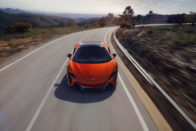 Bù lại, chính mô-tơ điện sẽ giúp Artura vận hành xe ngược chiều trong trường hợp cần thiết. Vì vậy, những khách hàng của Artura có lẽ sẽ không cần phải lo lắng tới vấn đề này.