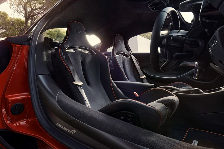 Để làm được điều này, các kỹ sư của McLaren đã phải làm thêm giờ trong suốt 4 năm dài nhằm tối ưu hoá vật liệu carbon theo công nghệ mới.