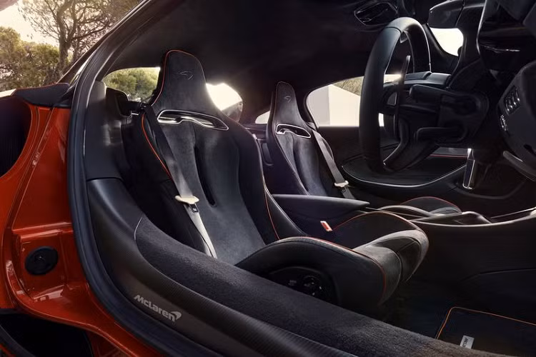 Để làm được điều này, các kỹ sư của McLaren đã phải làm thêm giờ trong suốt 4 năm dài nhằm tối ưu hoá vật liệu carbon theo công nghệ mới.