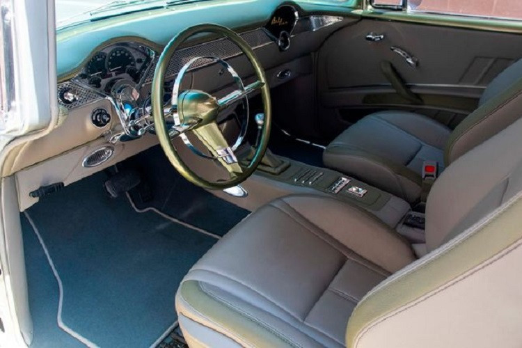 Nội thất xe được làm mới với da bọc màu xanh lá cây kết hợp màu xám ở ghế ngồi, các tấm cửa và bảng điều khiển.