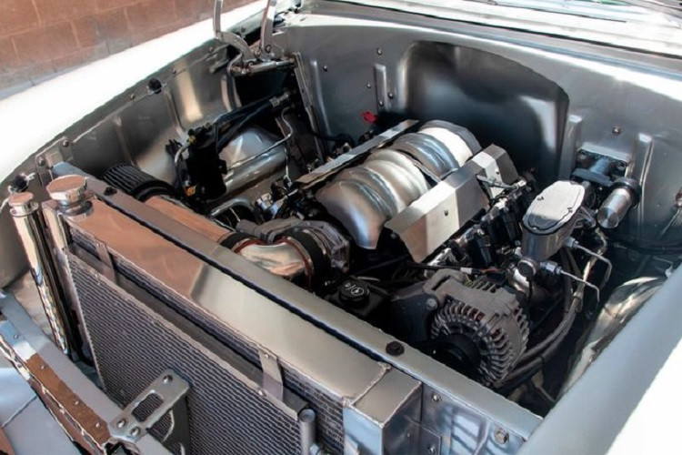 Trong quá trình đại tu chiếc xe, RK Motors đã lắp cho xe bộ khung Art Morrison và hệ thống treo từ C4 Chevrolet Corvette. "Xế cổ" cũng có thêm giá trợ lực và phanh đĩa trợ lực Baer ở cả bốn bánh.