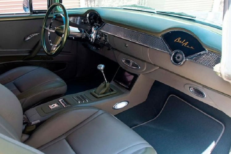 Rất nhiều thay đổi khác cũng diễn ra trong cabin xe và đơn vị thực hiện là Chucks Hot Rod Interiors.