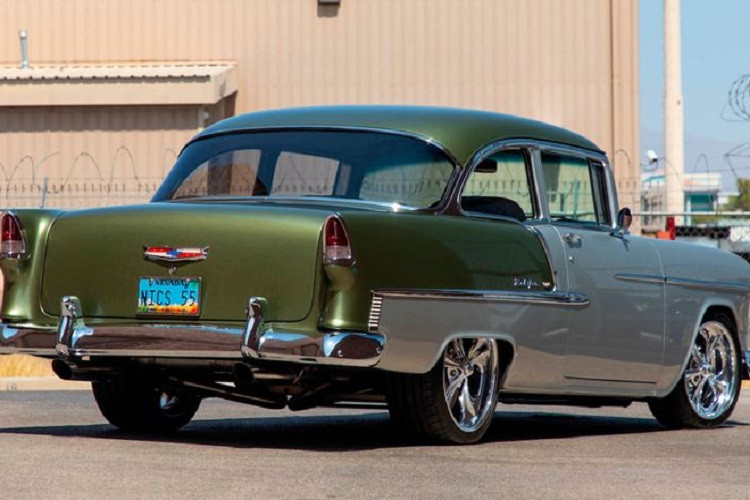 Ngoài ra chiếc Chevrolet Bel Air 66 tuổi, hàng hiếm này còn được trang bị hệ thống âm thanh hiện đại, vô lăng ống lồng, điều hòa nhiệt độ và đồng hồ đo bằng nhôm phôi. Nhìn chung, tổng thể xe trông rất mới vì thực ra xe mới chỉ chạy được 1.770 km kể từ khi phục hồi.