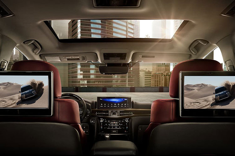 Sprite có khả năng tạo ra ảo ảnh và mẫu crossover Lexus NX chắc chắn là sự lựa chọn lý tưởng nhất. Trong khi đó, nhân vật Thena do Angelina Jolie thủ vai lại trông hoàn toàn phù hợp với chiếc Lexus LC 500 bóng bẩy và thanh lịch.