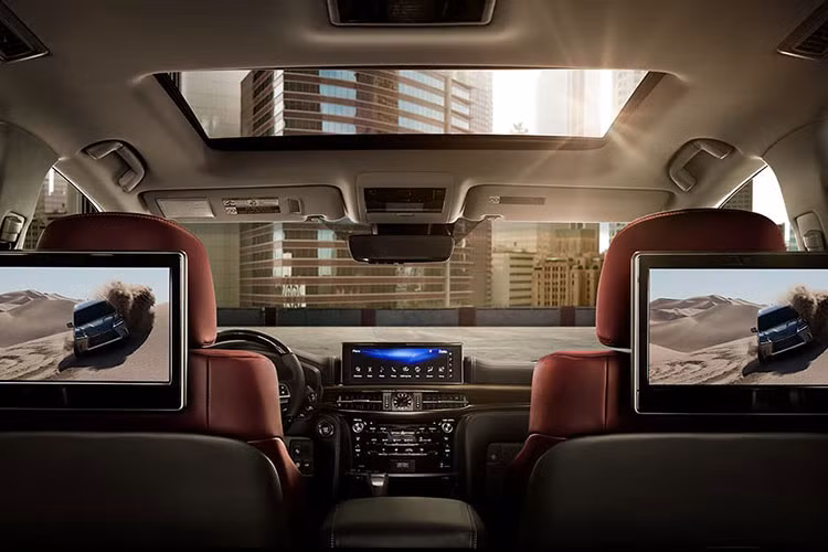 Sprite có khả năng tạo ra ảo ảnh và mẫu crossover Lexus NX chắc chắn là sự lựa chọn lý tưởng nhất. Trong khi đó, nhân vật Thena do Angelina Jolie thủ vai lại trông hoàn toàn phù hợp với chiếc Lexus LC 500 bóng bẩy và thanh lịch.