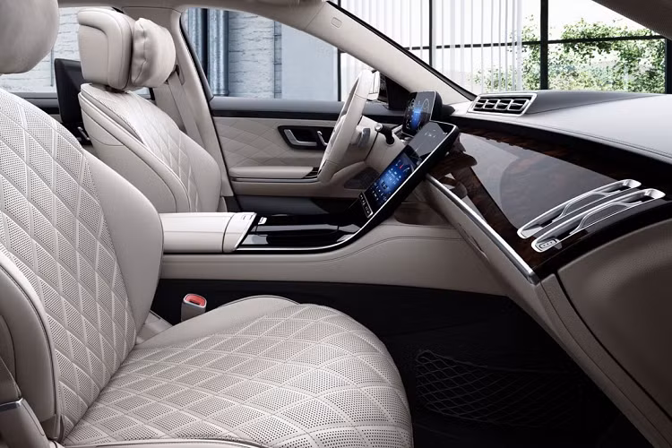 Ngoài ra là màn hình OLED 12,8 inch nhưng là trang bị tùy chọn, Mercedes-Benz S-Class 2021 còn có hệ thống thông tin giải trí cho hàng khách với 2 màn hình 11 inch và máy tính bảng 7 inch dùng hệ điều hành Android nằm ở cụm điều khiển trung tâm.