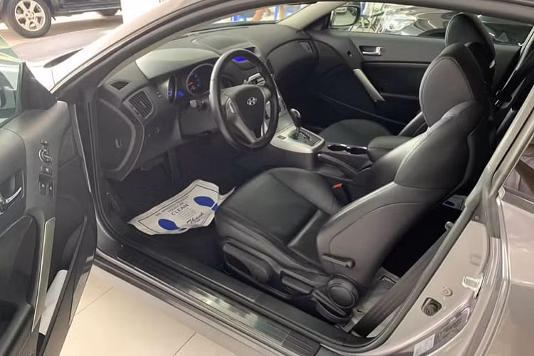Bên trong nội thất Hyundai Genesis Coupe được thiết kế tối giản, trang bị màn hình LCD ở trung tâm, ghế bọc da.