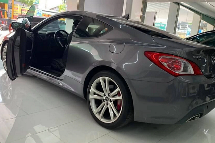 Trang bị cửa nóc, đáng chú ý là tấm che nắng còn chưa lột lớp ni lông.