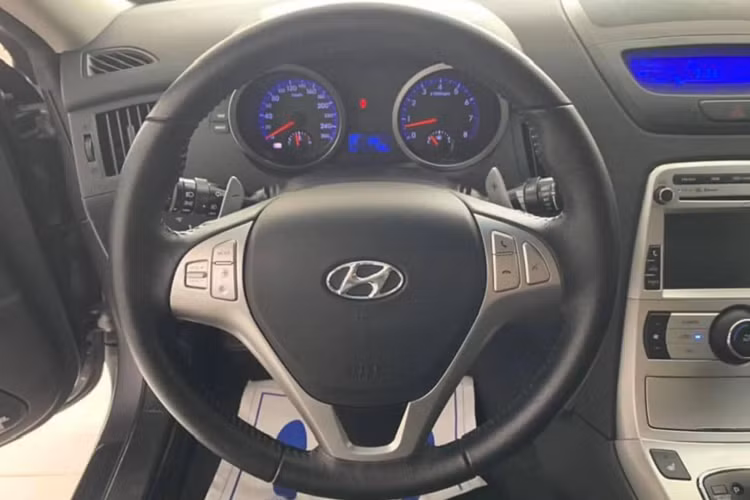 Bên dưới nắp ca-pô Hyundai Genesis Coupe là động cơ 4cyl thẳng hàng, dung tích 2.0L tăng áp cho công suất tối đa 210 mã lực tại 6.000 vòng/phút và mô-men xoắn cực đại 302Nm tại 2.000 vòng/phút. Sức mạnh được truyền xuống cầu sau (RWD), thông qua hộp số tự động 5 cấp (5AT).