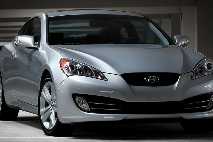 Chiếc xe thể thao Hyundai Genesis Coupe 2010 sử dụng động cơ tăng áp, đi cùng với hệ dẫn động cầu sau và có cả bản số sàn (số lượng hiếm). Chính vì thế, Hyundai Genesis Coupe đã từng rất được ưa chuộng đối với các “dân chơi” một thời.