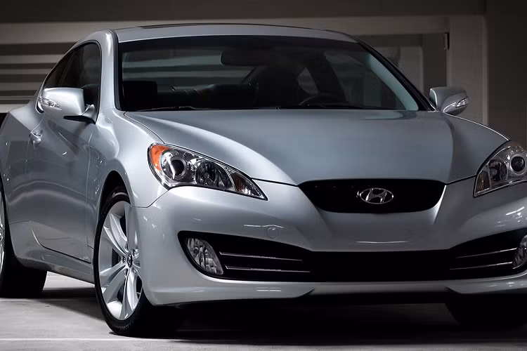 Chiếc xe thể thao Hyundai Genesis Coupe 2010 sử dụng động cơ tăng áp, đi cùng với hệ dẫn động cầu sau và có cả bản số sàn (số lượng hiếm). Chính vì thế, Hyundai Genesis Coupe đã từng rất được ưa chuộng đối với các “dân chơi” một thời.